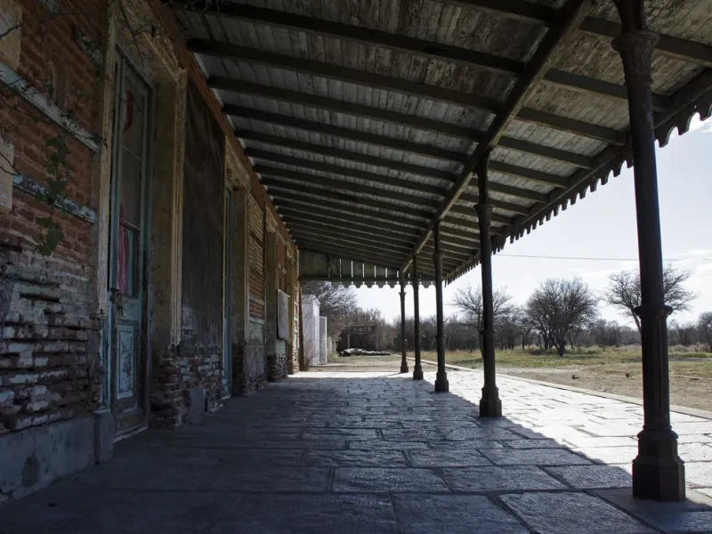 ”Cerca de la estación está El Puente Negro, donde hay una laguna y se hizo un puente del ferrocarril que es muy interesante porque las vías tienen una especie de durmiente que tuvo uso histórico, algo que disfrutan mucho los aficionados de ferrocarriles”