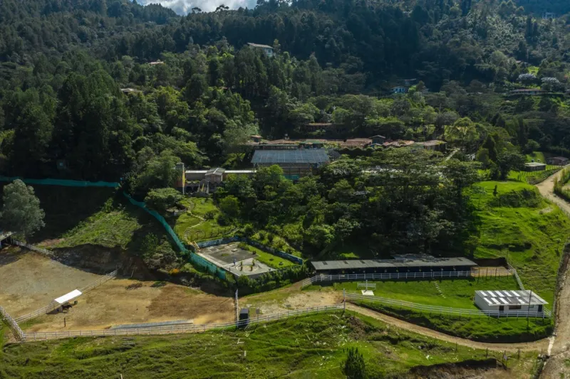 Una vista aérea de La Catedral, la cárcel que Pablo Escobar construyó para él mismo