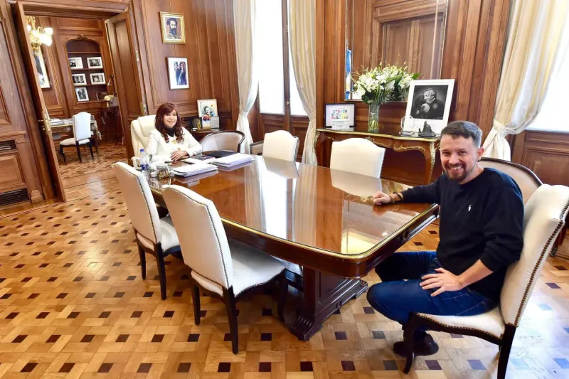 El líder del partido de centro izquierda Podemos, Pablo Iglesias, durante una reunión con Cristina Kirchner en agosto de 2022