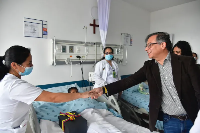 Foto publicada por la Presidencia de Colombia muestra al presidente colombiano Gustavo Petro visitando a uno de los cuatro niños indígenas que fueron encontrados con vida después de estar perdidos durante 40 días en la selva amazónica colombiana luego de