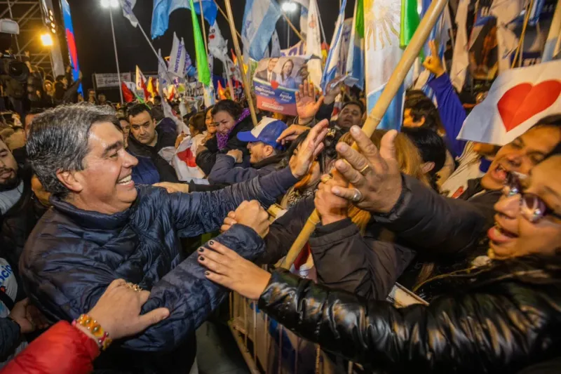 Sonriente. Capitanich encabezó anoche el acto de cierre de la campaña del oficialismo.