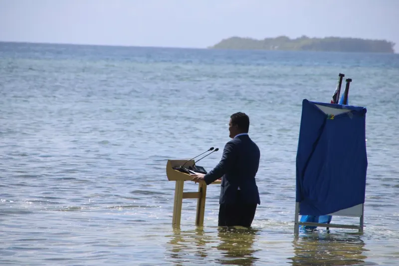 El ministro de Tuvalu, Simon Kofe, grabó su discurso en el mar, con el agua hasta las rodillas, para demostrar el impacto que provoca el calentamiento global a su isla ante la Cumbre Climática de Glasgow.