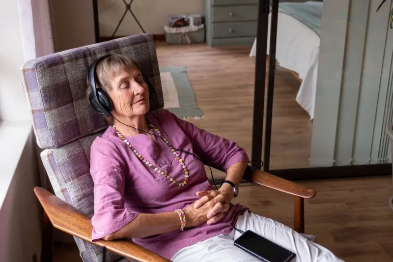 La musicoterapia puede ayudar a brindar distracción de los síntomas y los efectos secundarios, y además estimular la relajación (Getty)