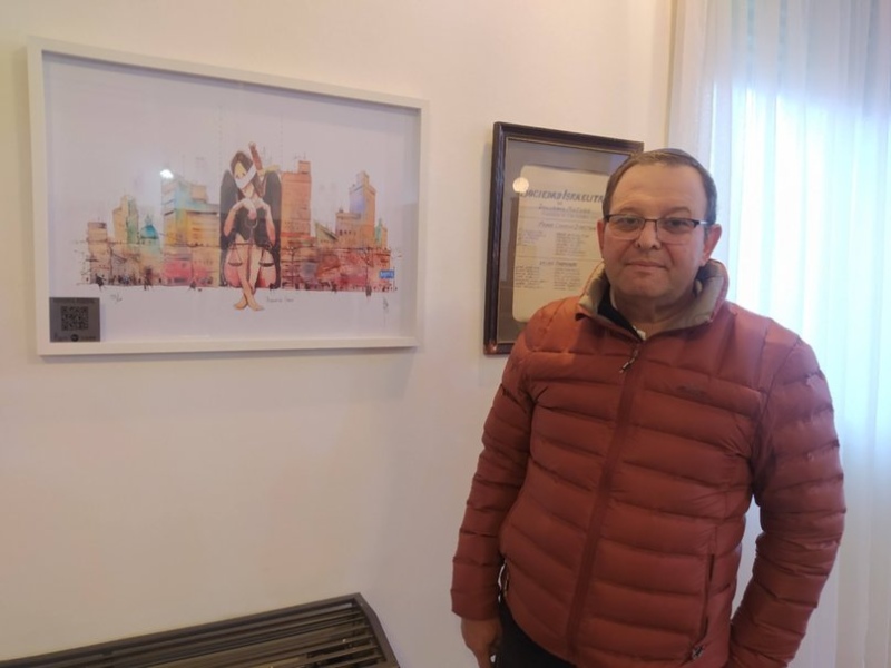 Jinkis, junto al cuadro de Pito Campos.