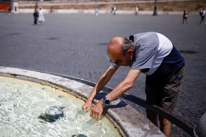Las autoridades italianas decretaron un riesgo sanitario ”extremo” para 16 ciudades, entre ellas Roma y Florencia, este fin de semana, mientras la ola de calor que asola Europa amenaza con alcanzar temperaturas récord /REUTERS/Guglielmo Mangiapane