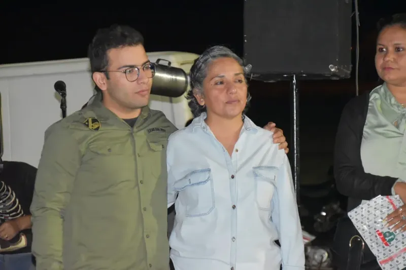 Marcela Acuña junto a su hijo César