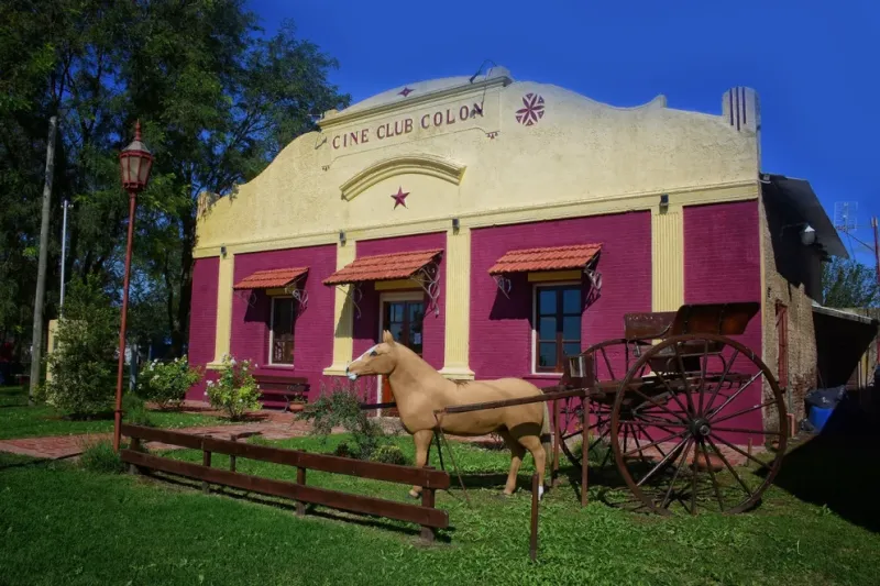 En la entrada, renovada por completo, pusieron una cerca y el sulky que les donó la hija de un matrimonio que solía ir a caballo al cine