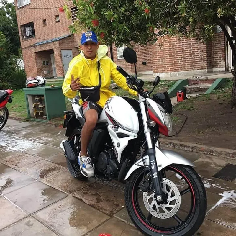 Mauro tenía una moto Yamaha FZ15 color blanca. Su familia apunta contra su pareja