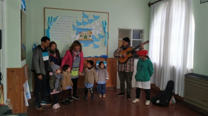 Nahuel Luna, Cecilia Torrado, Alma (niña), Santino, la maestra Mariela Cesari, Alexander, Ailyn, el proferos Lucas Sánchez y Alison Salvador(alumna EP Nº14).