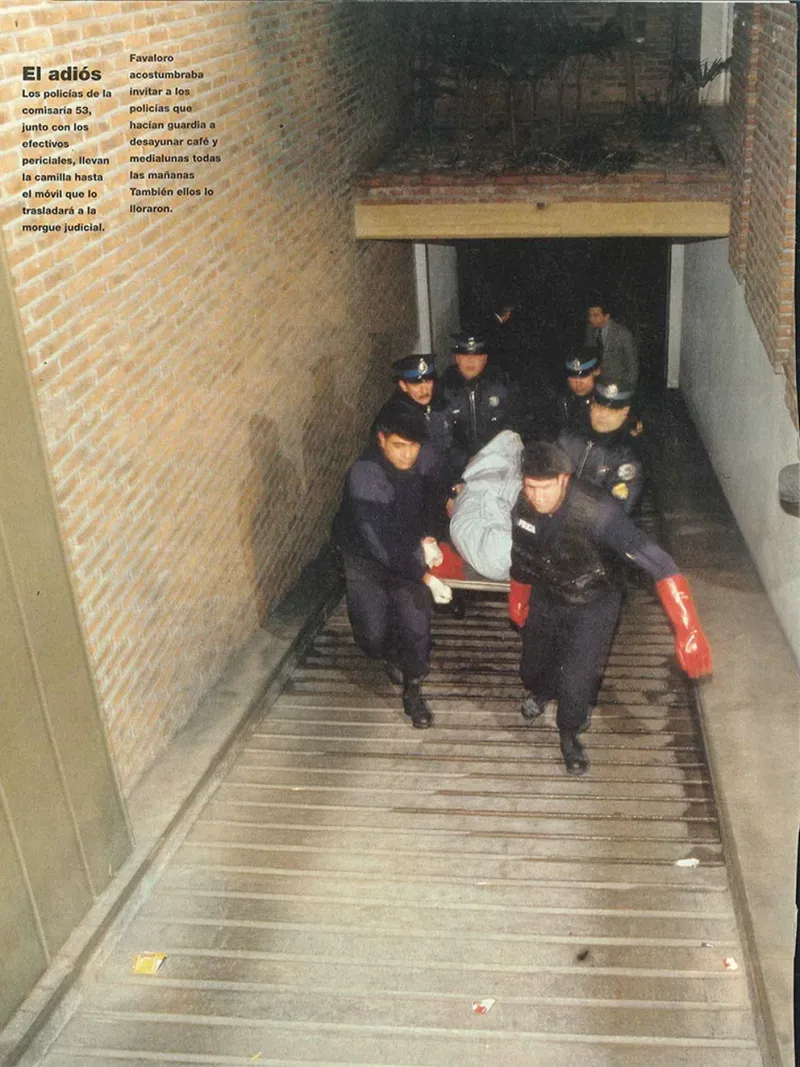 La foto de la revista Gente donde se observa a la policía retirar los restos de Favaloro de su departamento