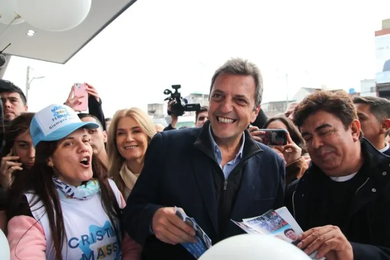 Cristina-Massa. Sergio Massa y Fernando Espinoza con boletas de UxP en La Matanza.