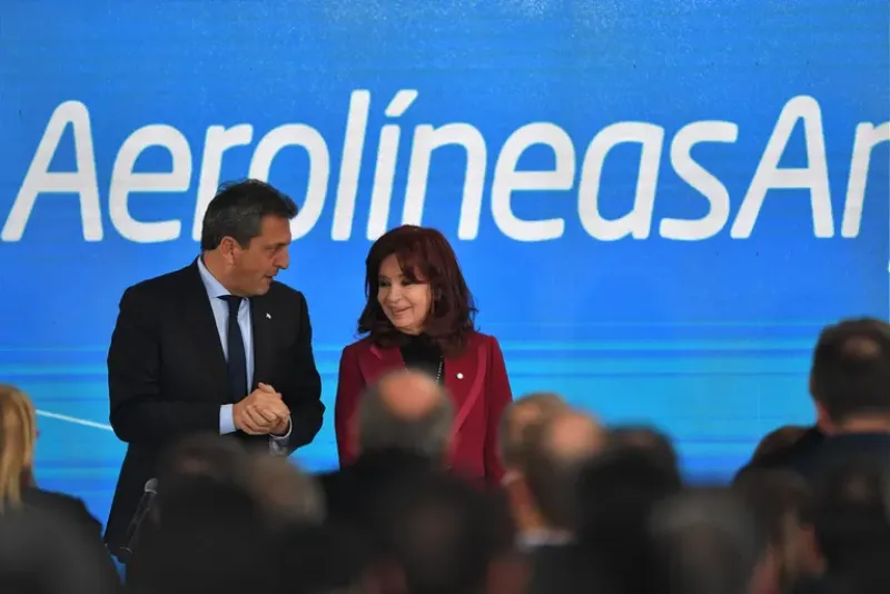 Cristina Kirchner y Sergio Massa participaron juntos de un acto de Aerolíneas Argentinas. (Foto: Télam)