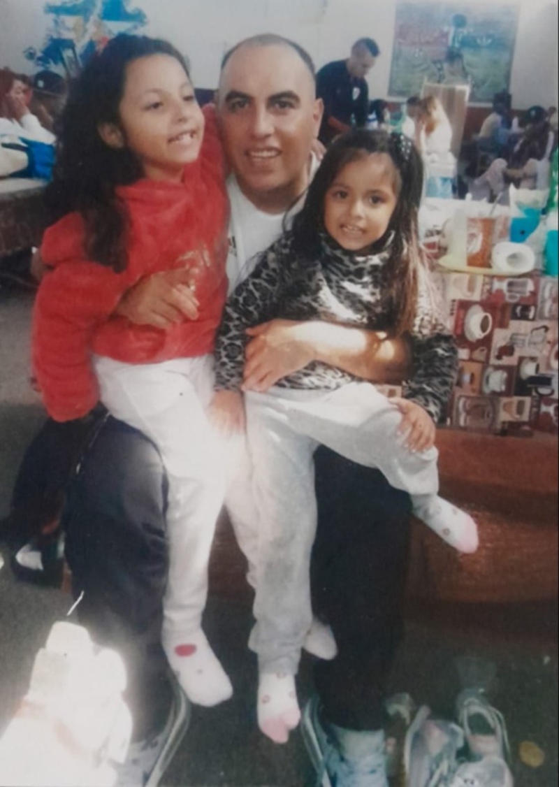 Damián Carrillo y sus hijas, que están siendo buscadas.