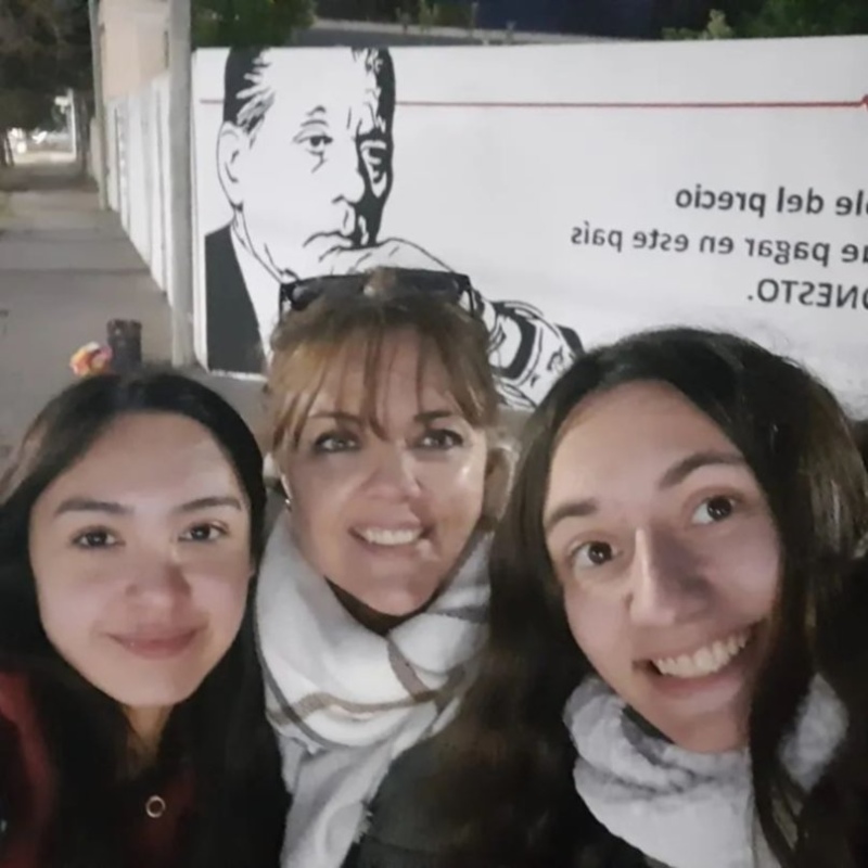La profesora Lorena Stefanelli (centro) junto a dos alumnas del proyecto.