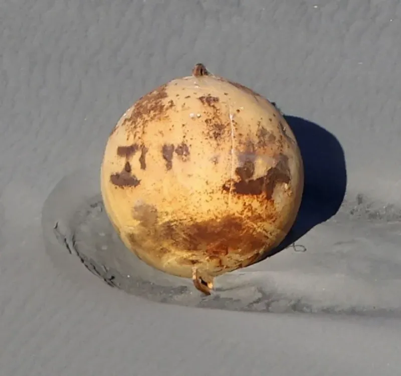 Una vista aérea muestra un gran objeto metálico que apareció en la playa de Enshuhama en Hamamatsu, en el centro de Japón, el 21 de febrero de 2023. Crédito obligatorio Kyodo via REUTERS