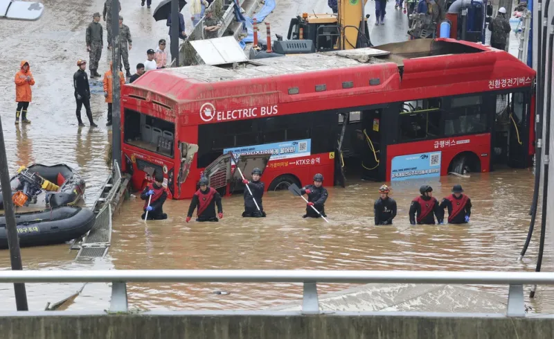 Rescatistas buscan sobrevivientes a lo largo de un camino sumergido por las aguas que conducen a un túnel subterráneo en Cheongju, Corea del Sur, este domingo 16 de julio de 2023. Días de fuertes lluvias provocaron inundaciones repentinas y deslizamiento