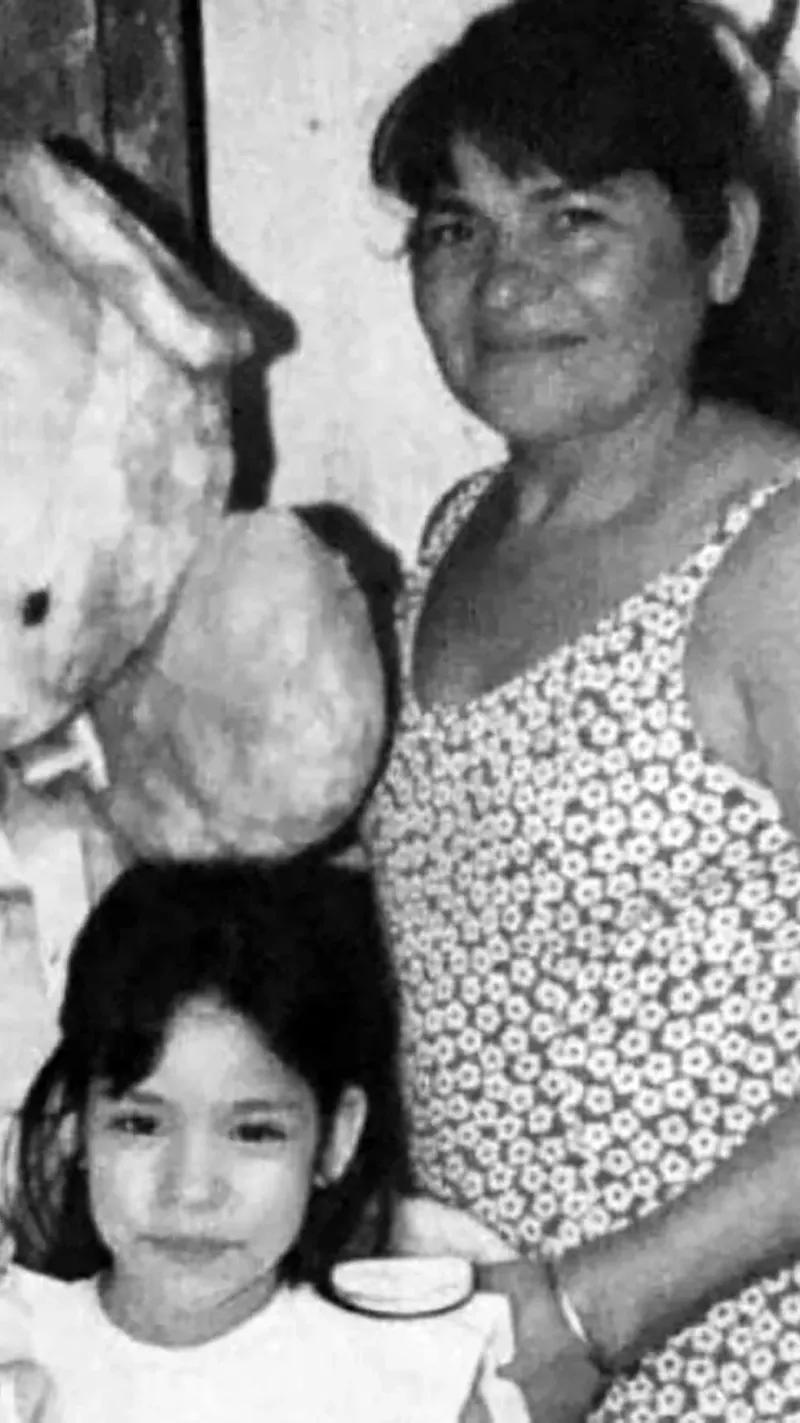 Cielo cuando era chica con su abuela Beatriz