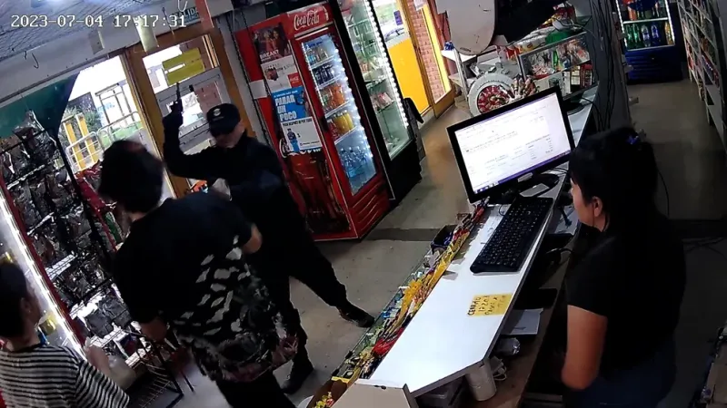 El momento en que redujo a los clientes ante la mirada de la empleada