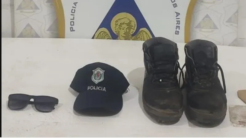 Los borcegos, lentes y gorra del falso policía
