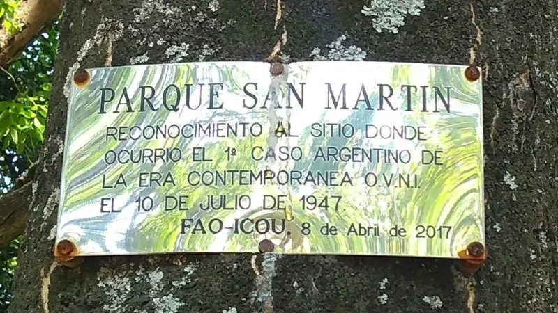 La placa que rinde homenaje a los 70 años del primer avistamiento de un ovni en la historia argentina