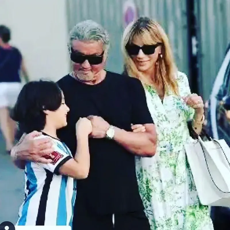 La imagen compartida por Sylvester Stallone con un hincha argentino (IG officialslystallone)
