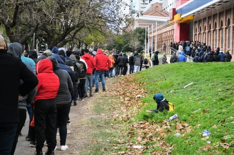La fila en el Shopping Alto tras una convocatoria para ingresar a 150 empleados nuevos Foto: Juan José García