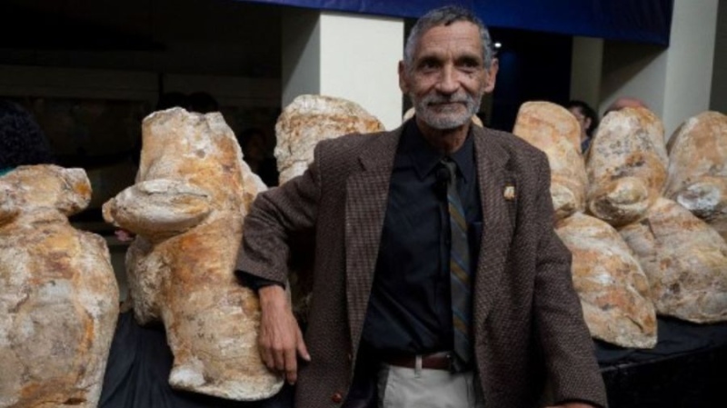 El científico Mario Urbina junto a los restos del Perusetus colossus.