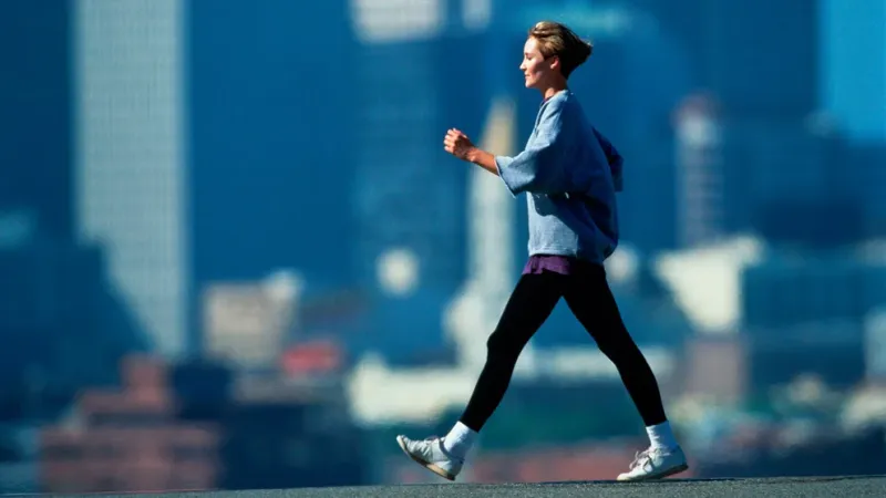 Caminar es la forma más sencilla de romper con el sedentarismo y hacer algo por la salud (Getty)