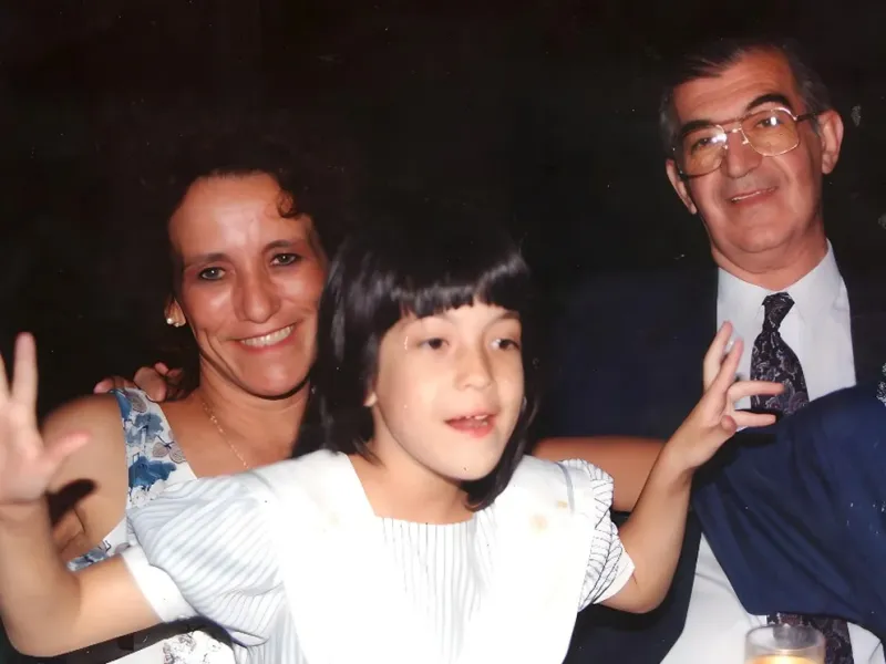 María Dolores con sus padres, ambos taxistas