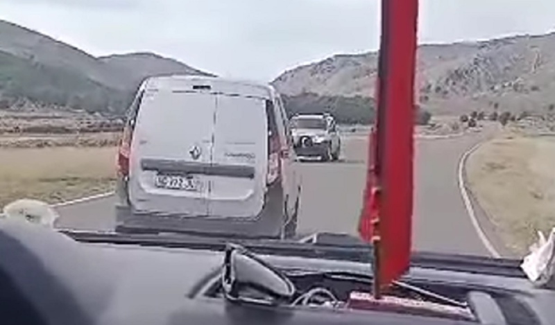 Una de tantas maniobras temerarias que realizó la conductora. Captura de video