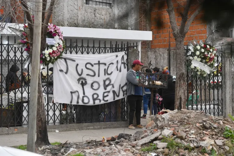 La bandera con el pedido de justicia (Maximiliano Luna)