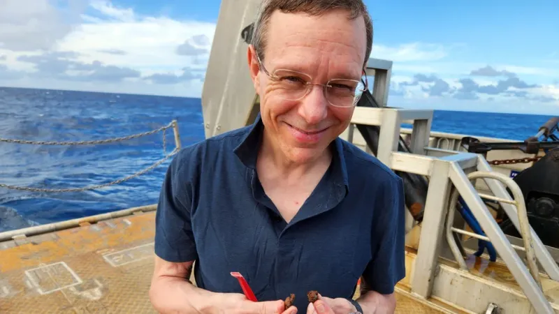 Avi Loeb con fragmentos metálicos hallados en el fondo del mar. Su trabajo despierta escepticismo entre colegas (Avi Loeb)