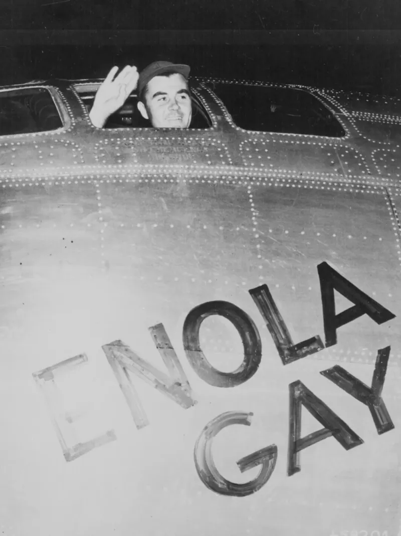 El coronel Paul Tibbets, piloto del Enola Gay, el avión que lanzó la bomba atómica sobre Hiroshima, saluda desde su cabina antes de despegar de Tinian el 6 de agosto de 1945 (Administración Nacional de Archivos y Registros de EE. UU./ REUTERS)