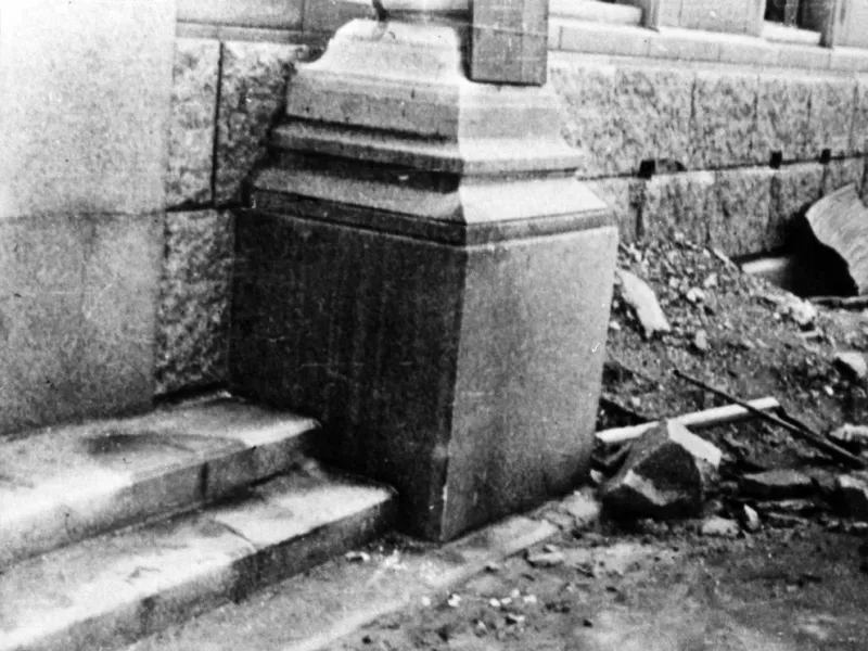 La ”sombra” de una víctima en unos escalones de un edificio, después del bombardeo atómico de la ciudad japonesa de Hiroshima. La persona estaba sentada en los escalones cuando el calor de la explosión quemó la superficie de la piedra alrededor del cuerp