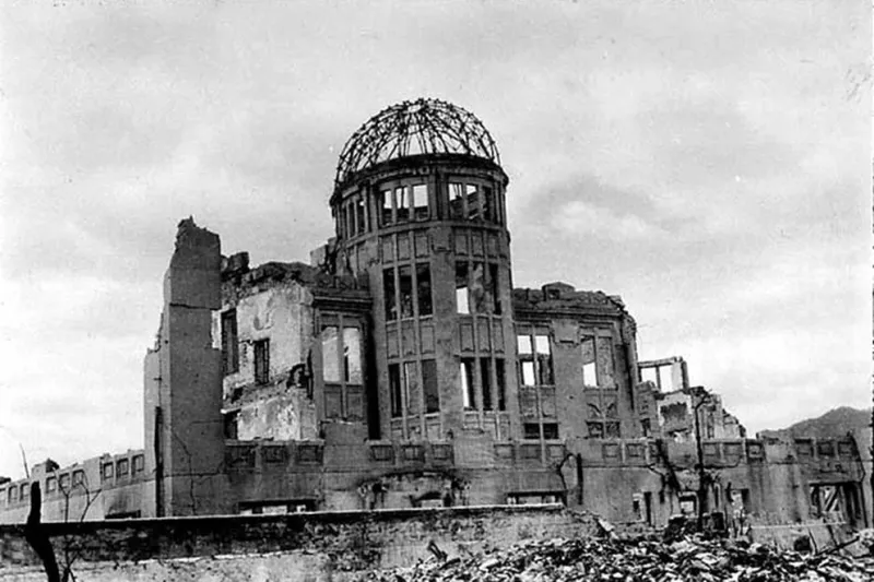 El Salón de Promoción Industrial de la Prefectura de Hiroshima, actualmente llamado Cúpula de la Bomba Atómica o Cúpula de la Bomba, destruido luego del bombardeo atómica. Fue declarado Monumento de la Paz (Shigeo Hayashi/Hiroshima Peace Memorial Museum/