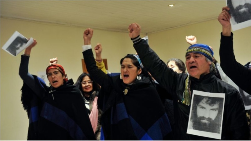 Jones Huala, acompañado de integrantes del pueblo mapuche, exclamó: ”La RAM existe y resiste”