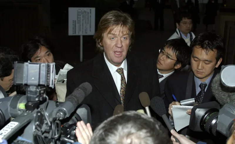 Tim Blackman arriba a Tokio en el 2003 para buscar a su hija Lucie (Photo by Junko Kimura/Getty Images)