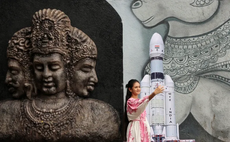 En 2019, la India intentó llegar al polo sur lunar con la nave Chandrayaan 2, pero perdió comunicación antes de tocar suelo (REUTERS/Francis Mascarenhas/File Photo)