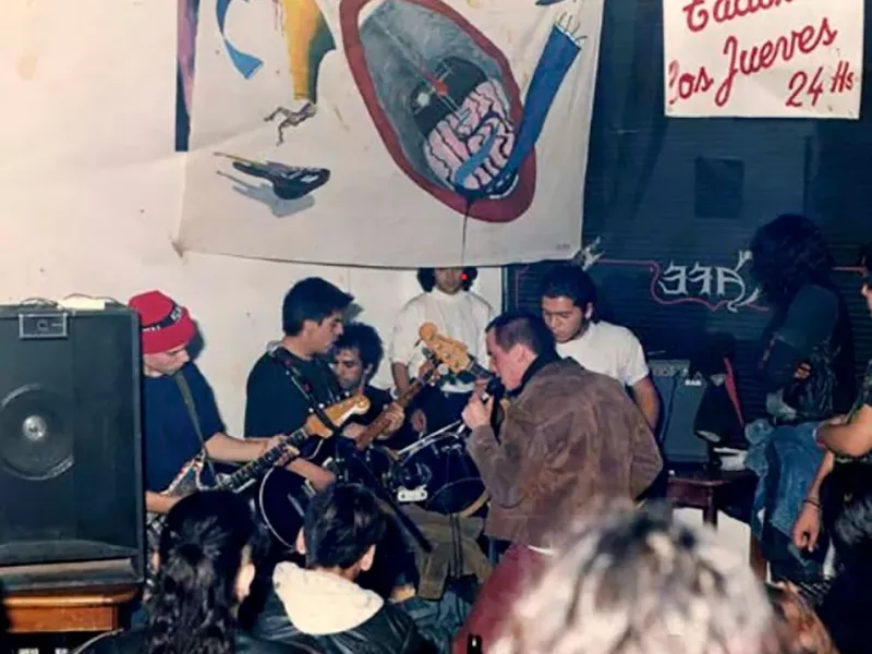 La única foto existente de la banda de punk-rock Chempes 69, de la que Miguel Bru era vocalista