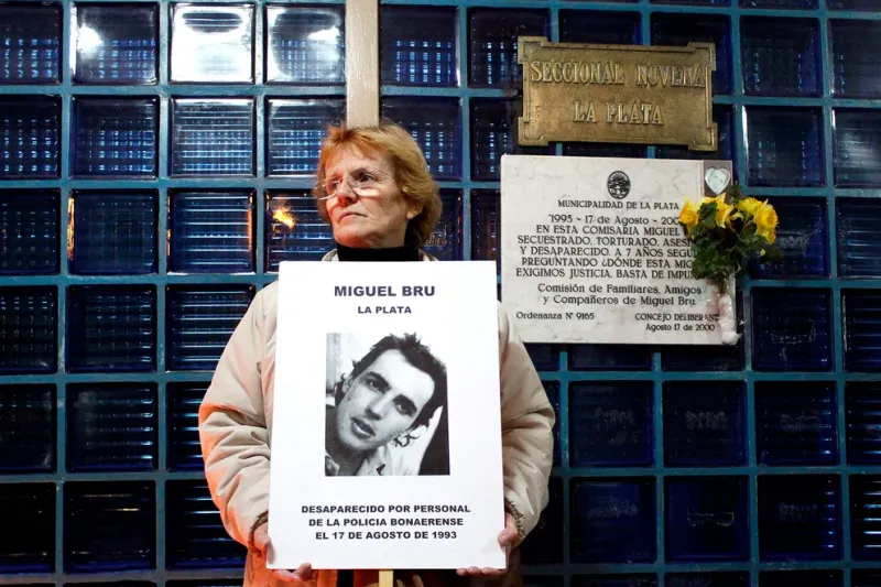Rosa Schoenfeld, la madre de Miguel Bru, frente a la comisaría 9 de La Plata