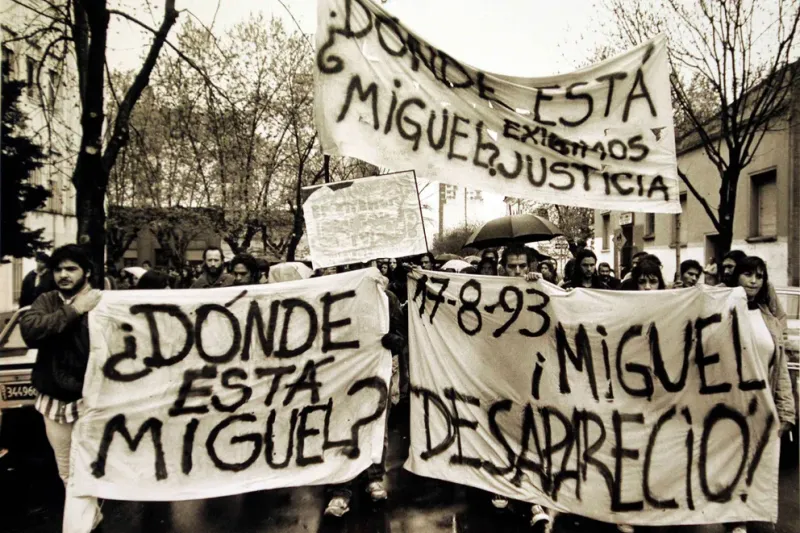 Una de las primeras marchas para reclamar la aparición de Miguel Bru, con las banderas hechas con sábanas