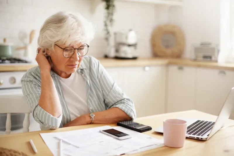 Un síntoma temprano de Alzheimer es tener dificultades con las tareas cotidianas que se realizaban fácilmente, por ejemplo, manejar la economía, hacer cálculos o preparar una receta de cocina (Freepik).