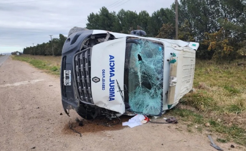 Trasladaban a un paciente en ambulancia cerca de Pringles, los chocaron y volcaron: 6 heridos