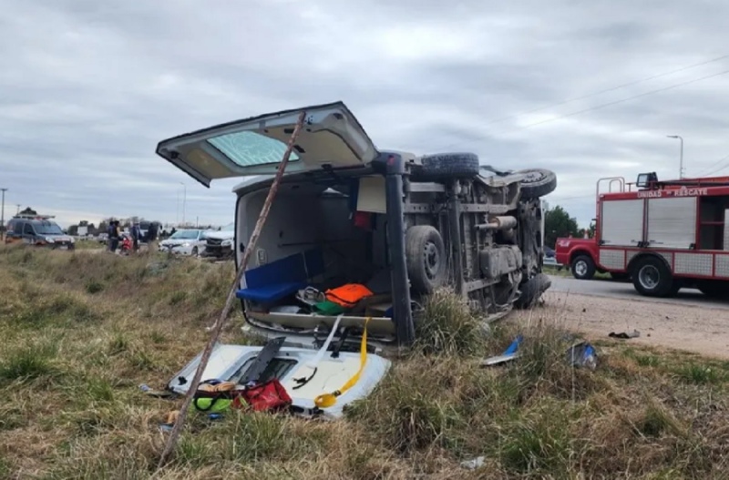 Trasladaban a un paciente en ambulancia cerca de Pringles, los chocaron y volcaron: 6 heridos