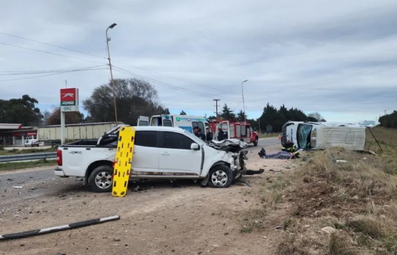 Trasladaban a un paciente en ambulancia cerca de Pringles, los chocaron y volcaron: 6 heridos