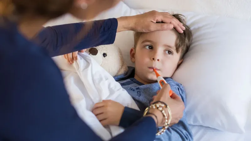  Si el niño presenta fiebre alta que no cede con antitérmicos, se debe consultar al médico (Getty)