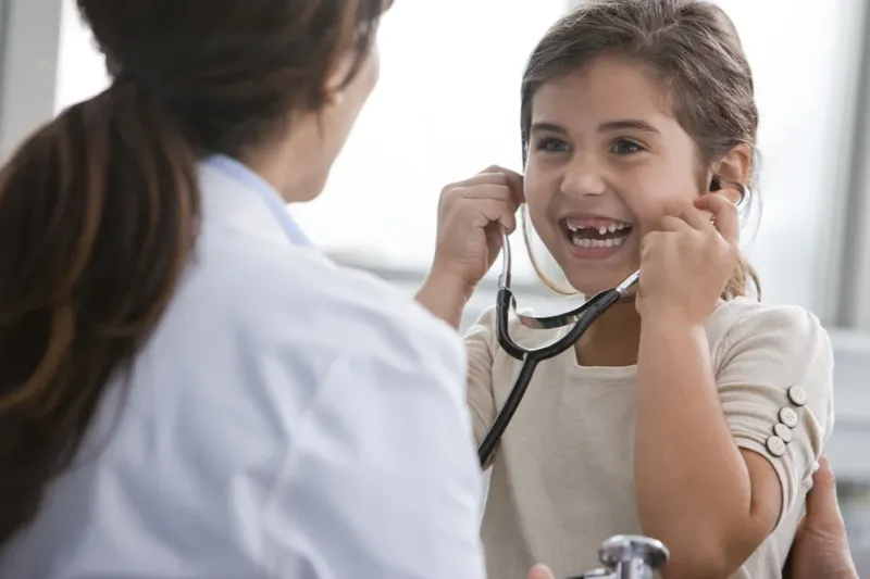  Si los padres hacen lo que suele indicar el pediatra para cuadros similares y el niño no mejora probablemente sea hora de consultar al médico (Getty)