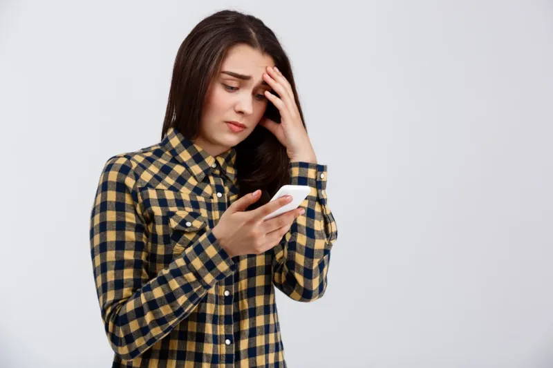  La nomofobia, el miedo a no tener celular o estar desconectado, es compartida por más de la mitad de la población mundial. (Freepik)
