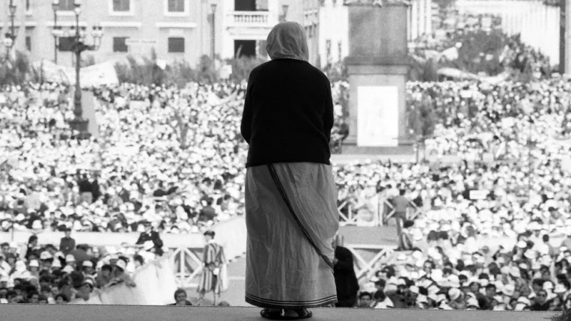 La Madre Teresa se convirtió en una celebridad mundial en los años setenta. En 1979 obtuvo el Premio Nobel de la Paz. Esta imagen es de una clebración en la plaza de San Pedro en el Vaticano que tuvo lugar en 1984 y a la que concurrieron más de 200.000 p