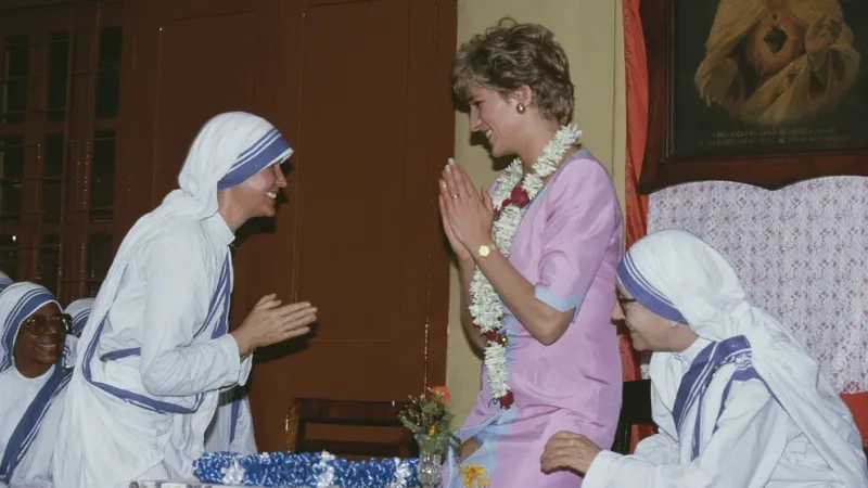 Lady Di con Hermanas pertenecientes a la congregación de Teresa de Calcuta, Las Misioneras de la caridad. Diana y Teresa murieron con cinco días de diferencia (Jayne Fincher/Princess Diana Archive/Getty Images)